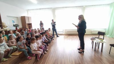 Приказка в рими "Баба Мравка и лечебните билки" 1